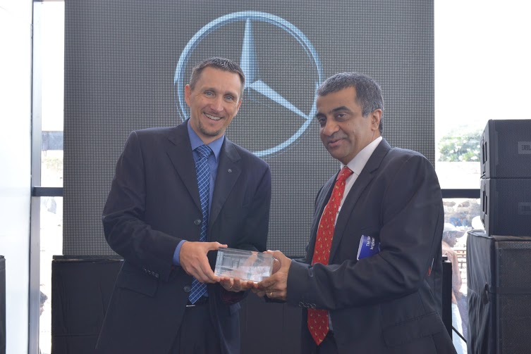 Boris Fitz, Vice President, Sales and Network Development, Mercedes-Benz India hands over the memento to Mohan Mariwala, Managing Director, Auto Hangar Raipur a