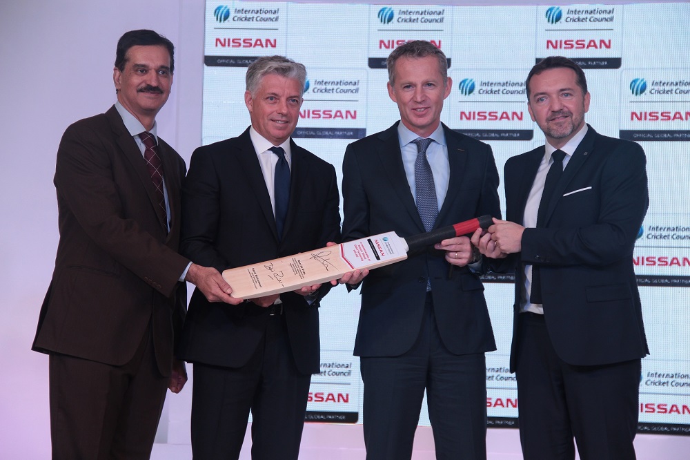 (L – R) – Arun Malhotra, MD- Nissan Motor India P. Ltd. with David Richardson, Chief Executive-ICC, Roel de V