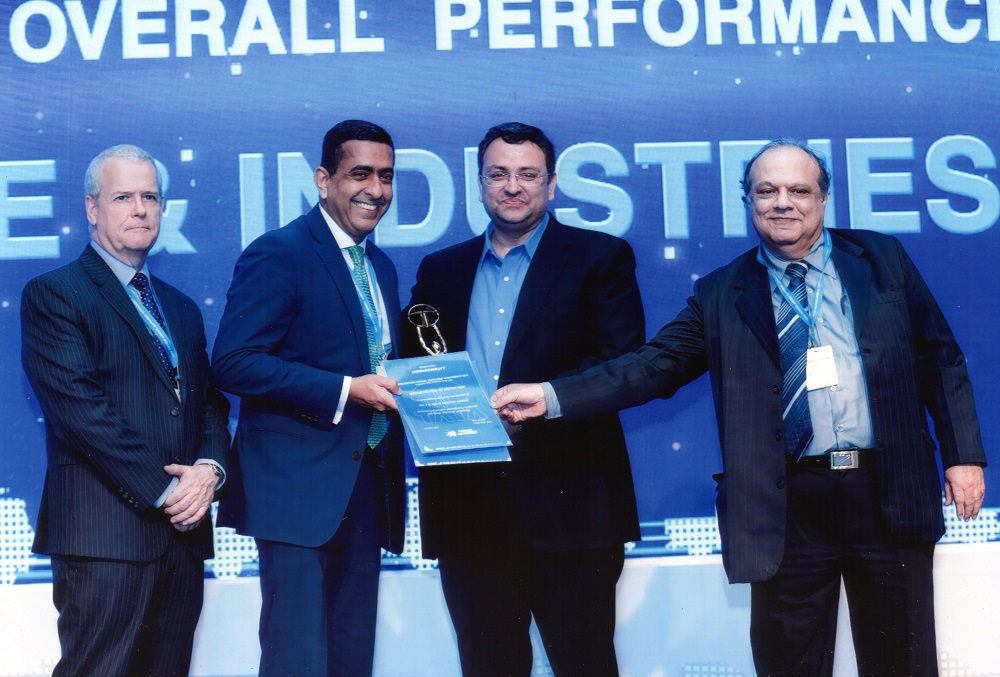 Mr. Vivek Kamra , _President India, JK Tyre receiving the award