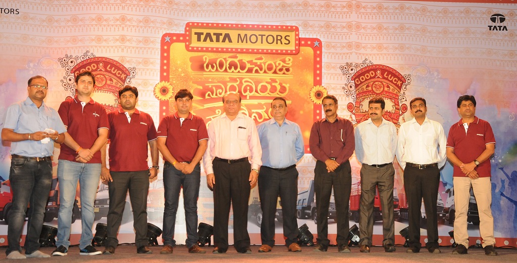 The Tata Motors team and local dignitaries from Bangalore on stage at ‘Ek Shaam Saarthi Ke Naam’.