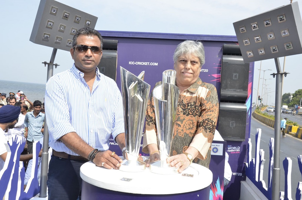 (L-R) Sameer Dighe and Diana Edulji flagged off the Nissan Trophy Tour in Mumbai