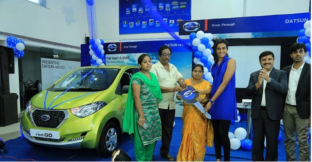 Olympic medallist P.V. Sindhu handing over the key to a Datsun redi-GO customer in July 2016 at a Nissan Dealership