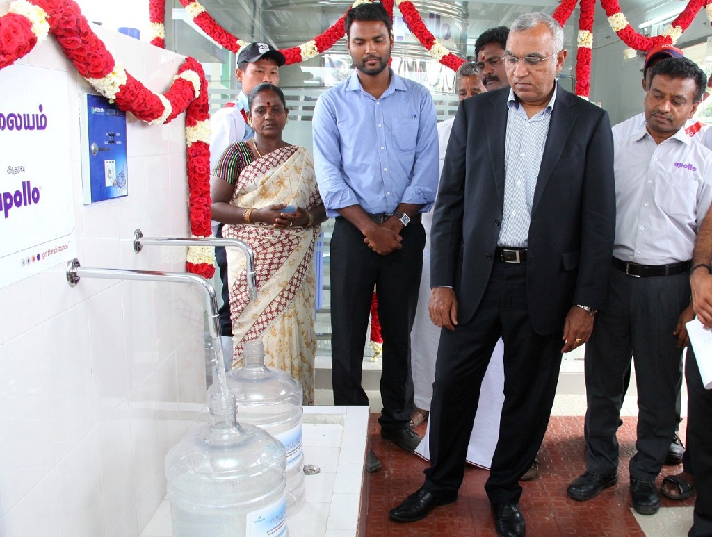 Satish Sharma, President, APMEA, Apollo Tyres Ltd (2nd from right) fillling the first jar post the inauguration
