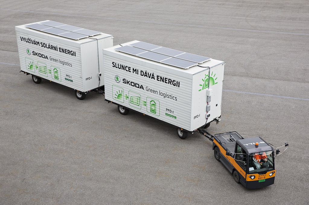 electric-tow-tractor-in-the-skoda-plant-solar-panels-charge-batteries-during-operation