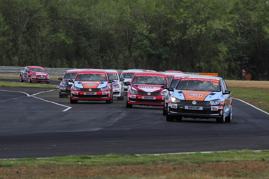 karminder-pal-singh-leads-the-pack-of-drivers-during-race-6-of-vento-cup