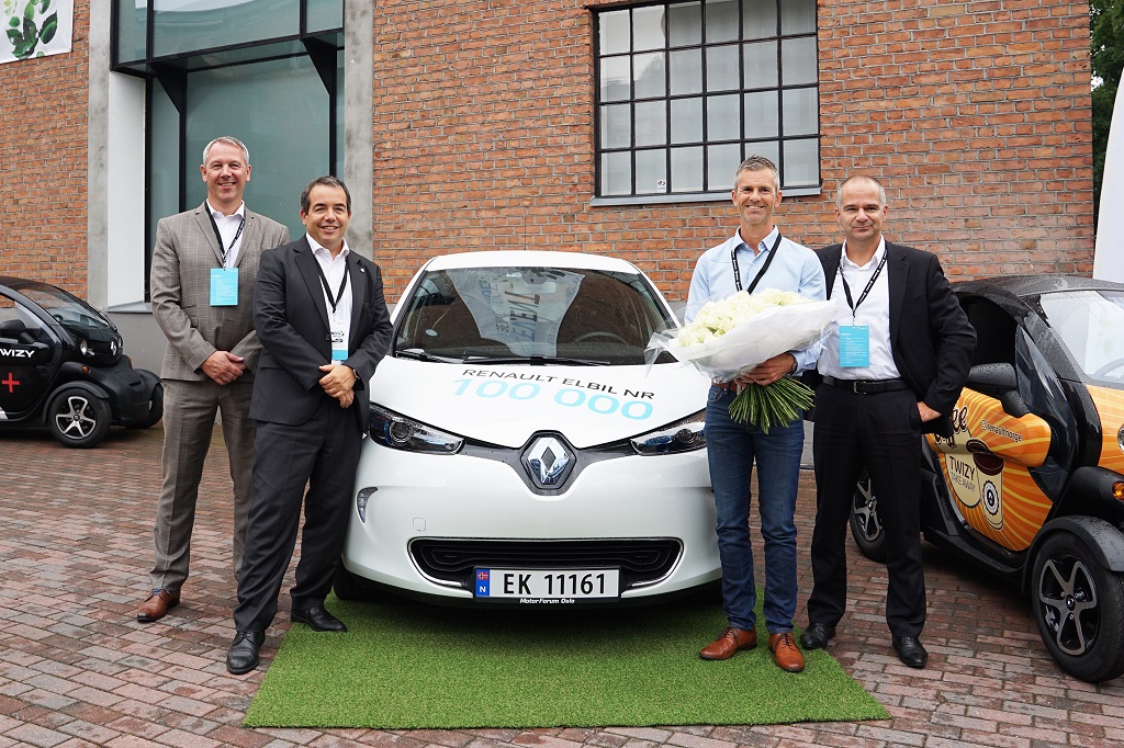 renault-hands-over-the-key-to-its-100000th-electric-vehicle