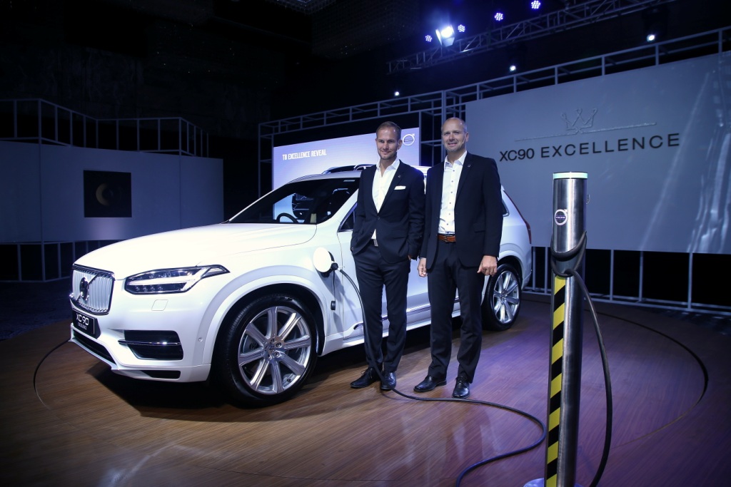 tom-von-bonsdorff-md-volvo-auto-india-l-with-stephan-green-director-sales-marketing-and-pr-volvo-cars-special-products-r-at-xc90-t8-excellence-launch