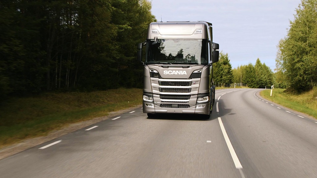 transport-writers-take-scanias-new-truck-generation-out-on-the-road-2