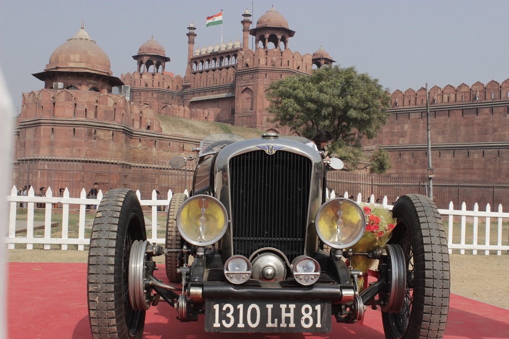 1st-day-of-21-gun-salute-vintage-car-show-at-red-fort-10
