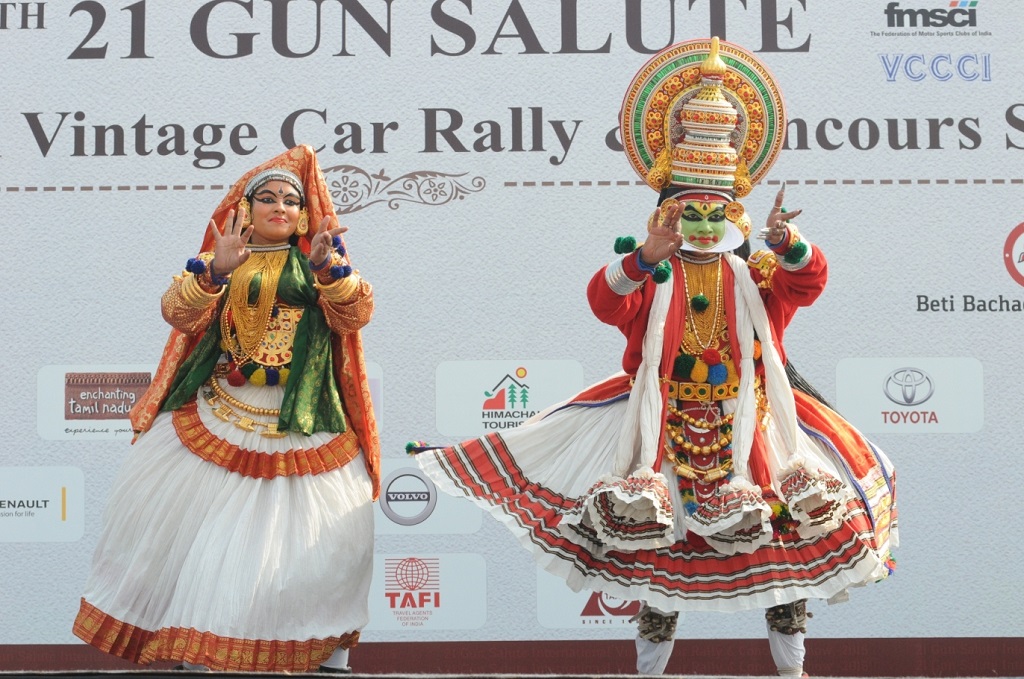 1st-day-of-21-gun-salute-vintage-car-show-at-red-fort-11