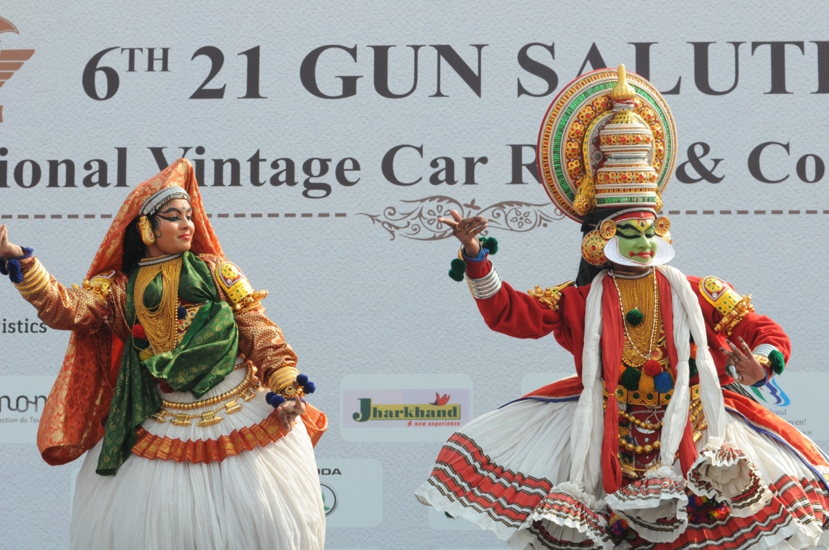 1st-day-of-21-gun-salute-vintage-car-show-at-red-fort-12