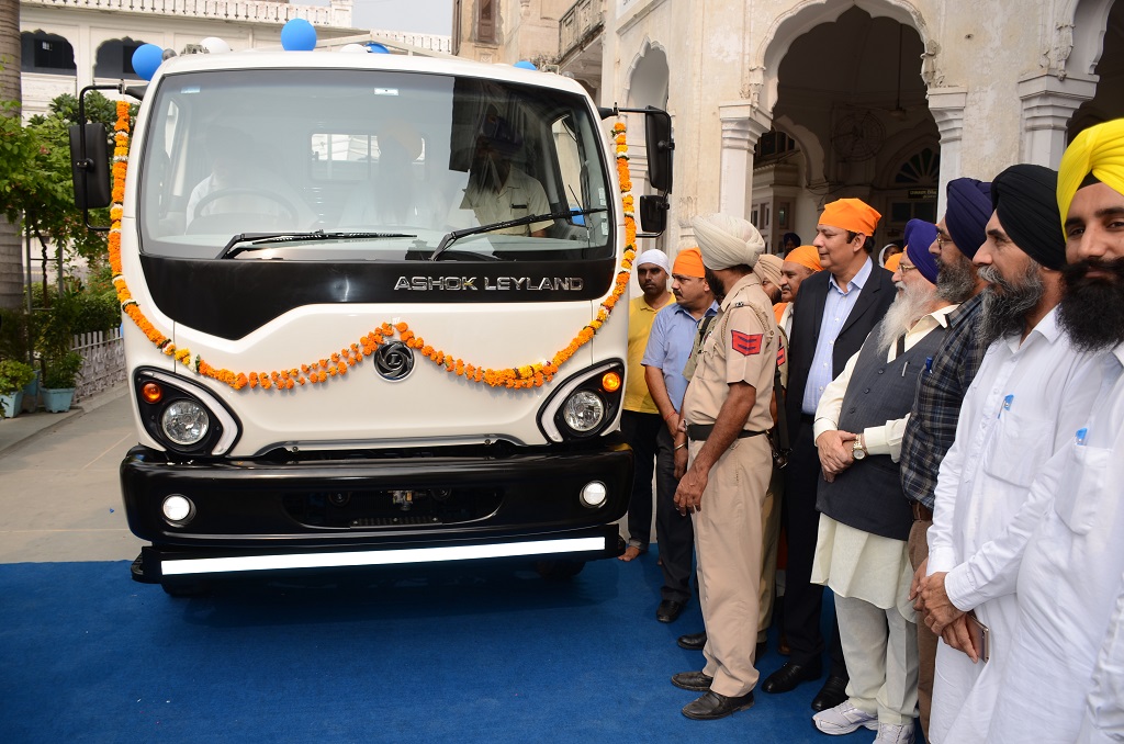 ashok-leyland-presents-the-first-guru-truck-to-shiromani-gurdwara