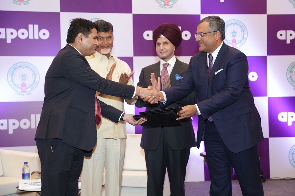 Exchanging of MoU between Kartikeya Misra, IAS, Director of Industries, Government of Andhra Pradesh (on the left) and Sunam Sarkar, Director, Apollo Tyres Ltd (on extreme right) in the presence of Shri N Chandrababu Naidu, Honourable Chief Minister of Andhra Pradesh (2nd from left) and Onkar S Kanwar, Chairman, Apollo Tyres (2nd from right) 