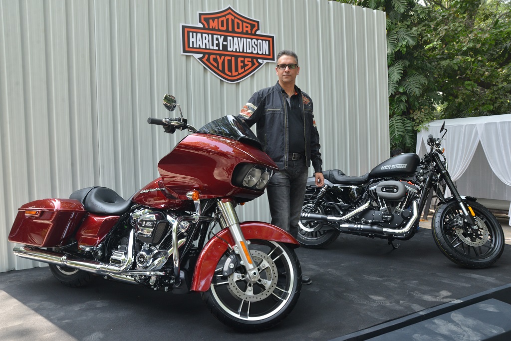 vikram-pawah-managing-director-harley-davidson-india-launches-the-new-my17-line-up-along-with-milwaukee-eight-engine-and-poses-with-the-road-glide-special-and-the-roadster-2