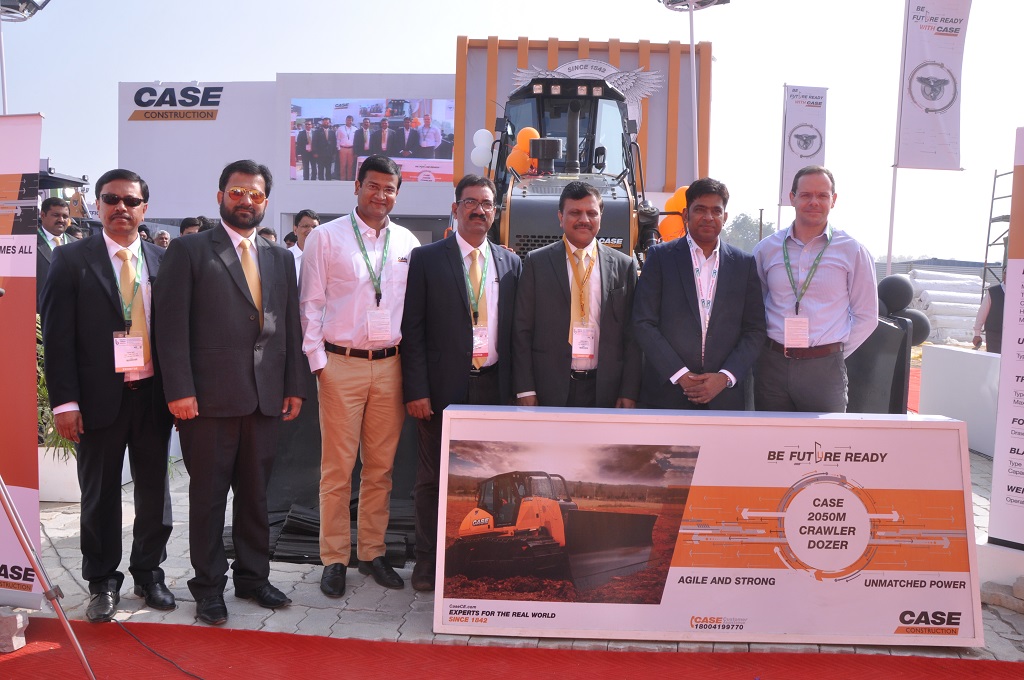 case-launches-new-dozers-and-soil-compactor-at-bauma-conexpo-india-2016-1