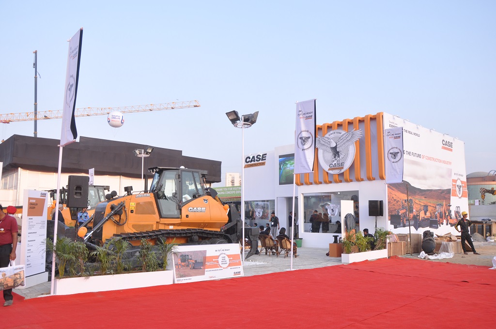 case-launches-new-dozers-and-soil-compactor-at-bauma-conexpo-india-2016-2