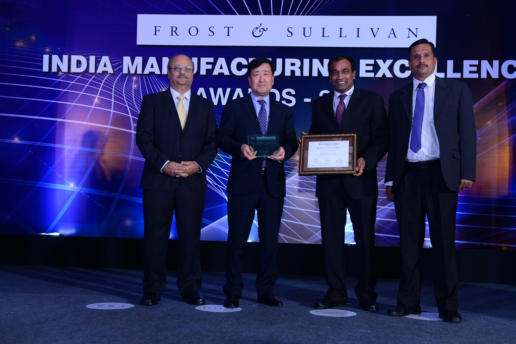 Mr. Aroop Zutshi, Global President and Managing Partner, Frost and Sullivan and Mr. Y K Koo MD & CEO, Hyundai Motor India Limited at the award ceremony.