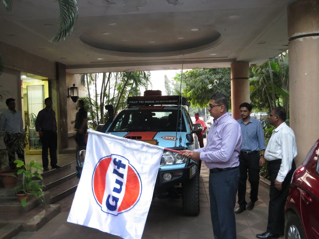 image-1-mr-ravi-chawla-flagging-off-the-gift-of-life-adventure