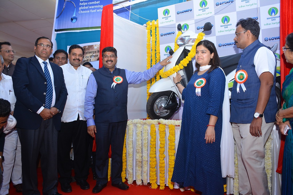 (Left to Right) Mr. Rajeev Mathur Managing Director -MGL, Shri. Rajesh Pandey, Director - MNGL, Shri. Dharmendra Pradhan Honourable Union Minister of State (Independent Charge) for Petroleum and Natural Gas, Smt. Poonam Mahajan Honourable MP and Shri. Vinod Tawde, Honourable Minister for Education, Youth, Sports & Cultural Affairs and Guardian Minister of Mumbai Suburban, Govt. of Maharashtra unveiling the CNG-fueled Two–Wheelers in Mumbai. 