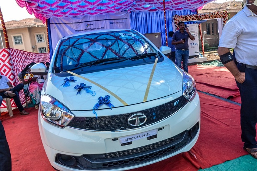 Tata Motors delivers Tigor EVs to Goa’s Department of New and Renewable Energy (1)