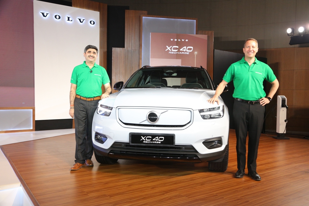 Mr Jyoti Malhotra, Managing Director, Volvo Car India (Left) & Mr Charles Frump, Former Managing Director, Volvo Car India with the XC40 Recharge