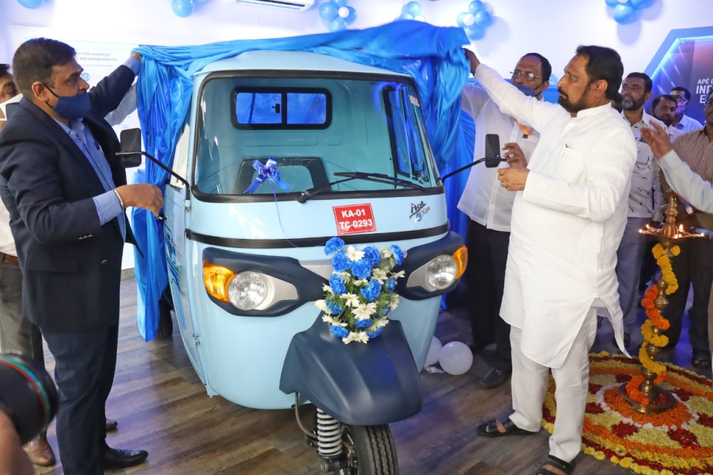 Photo Caption 2 Mr. Laxman Savadi Deputy Chief Minister of Karnataka & Transport Minister unveiling Piaggio FX range of electric vehicle at th